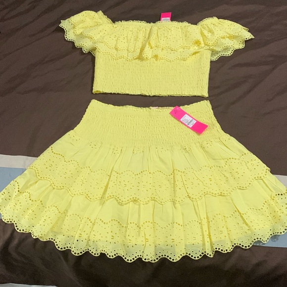 BNWT Women’s size L yellow Lilly Pulitzer Eyelet an Seersucker top/skirt outfit - Picture 1 of 6
